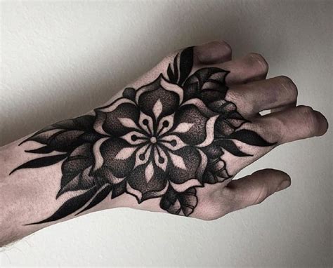 hombre tatuajes en la mano|tatuajes elegantes en mano.